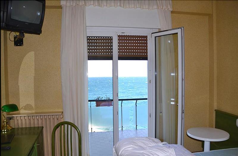 Hotel Caribe - Garda Lake Collection Brenzone sul Garda Ngoại thất bức ảnh